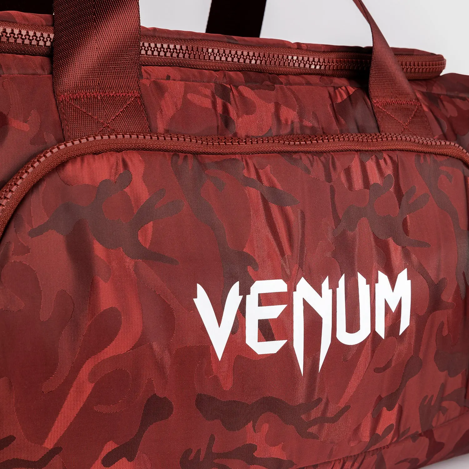 Venum Trainer Lite Sports Bag (48L) - Camo/Burgundy, детайл на цип и мрежест панел