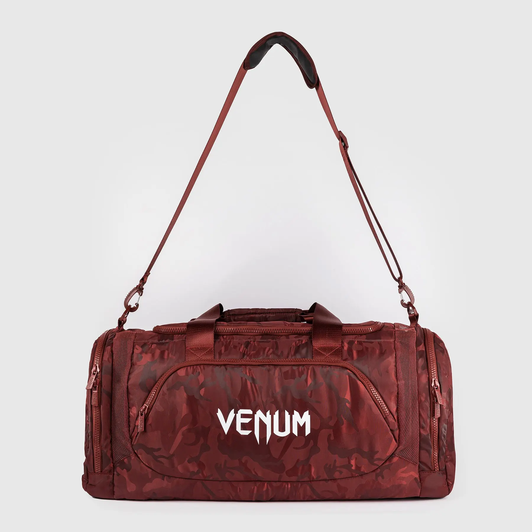 Venum Trainer Lite Sports Bag (48L) - Camo/Burgundy, детайл на предния панел с лого