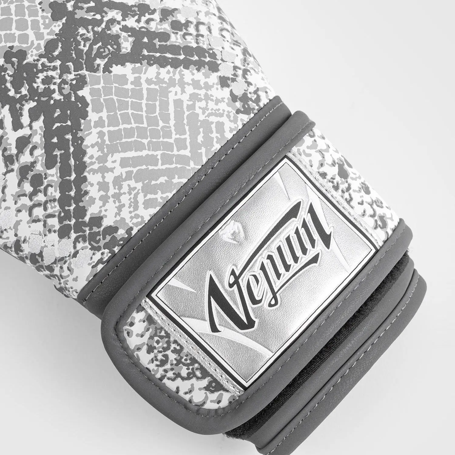 Venum White Snake Boxing Gloves for Women - White, отблизо
