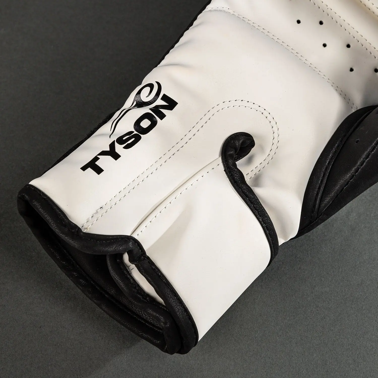 Venum Mike Tyson Replica Boxing Gloves - Deep Black/Optical White детайл на закопчаване