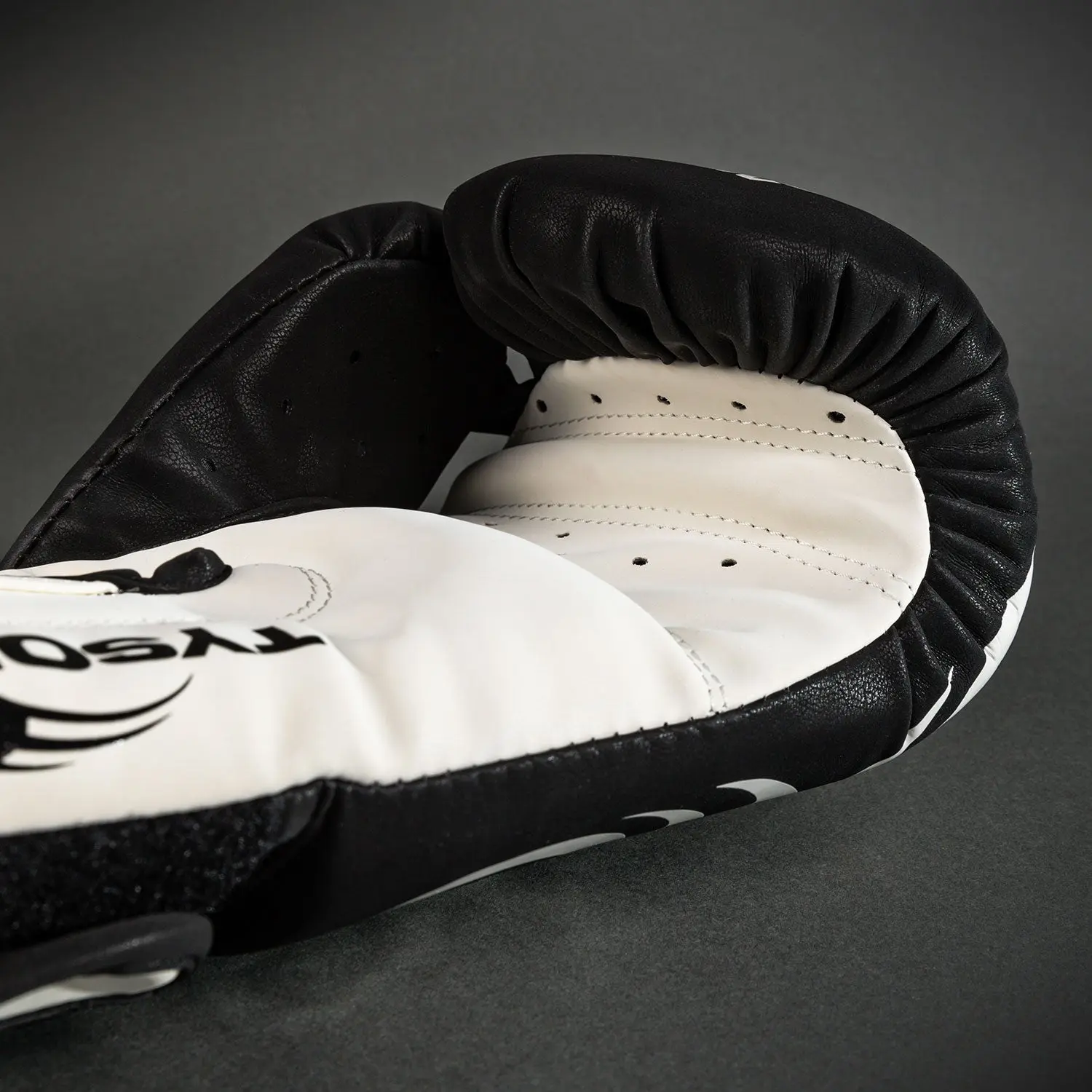 Venum Mike Tyson Replica Boxing Gloves - Deep Black/Optical White детайл на марка Tyson