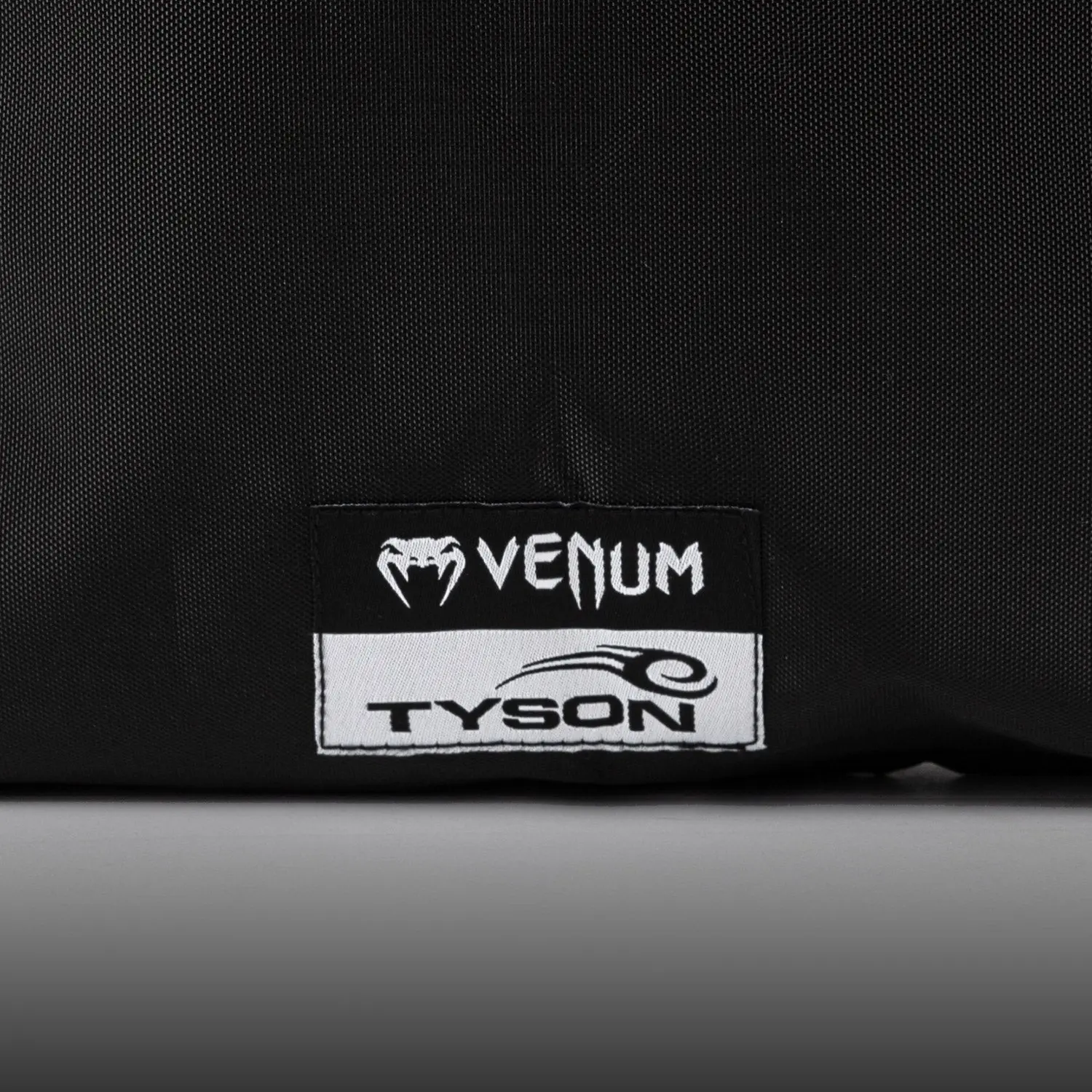 Venum Mike Tyson Replica Boxing Gloves - Deep Black/Optical White детайл на ръкавицата