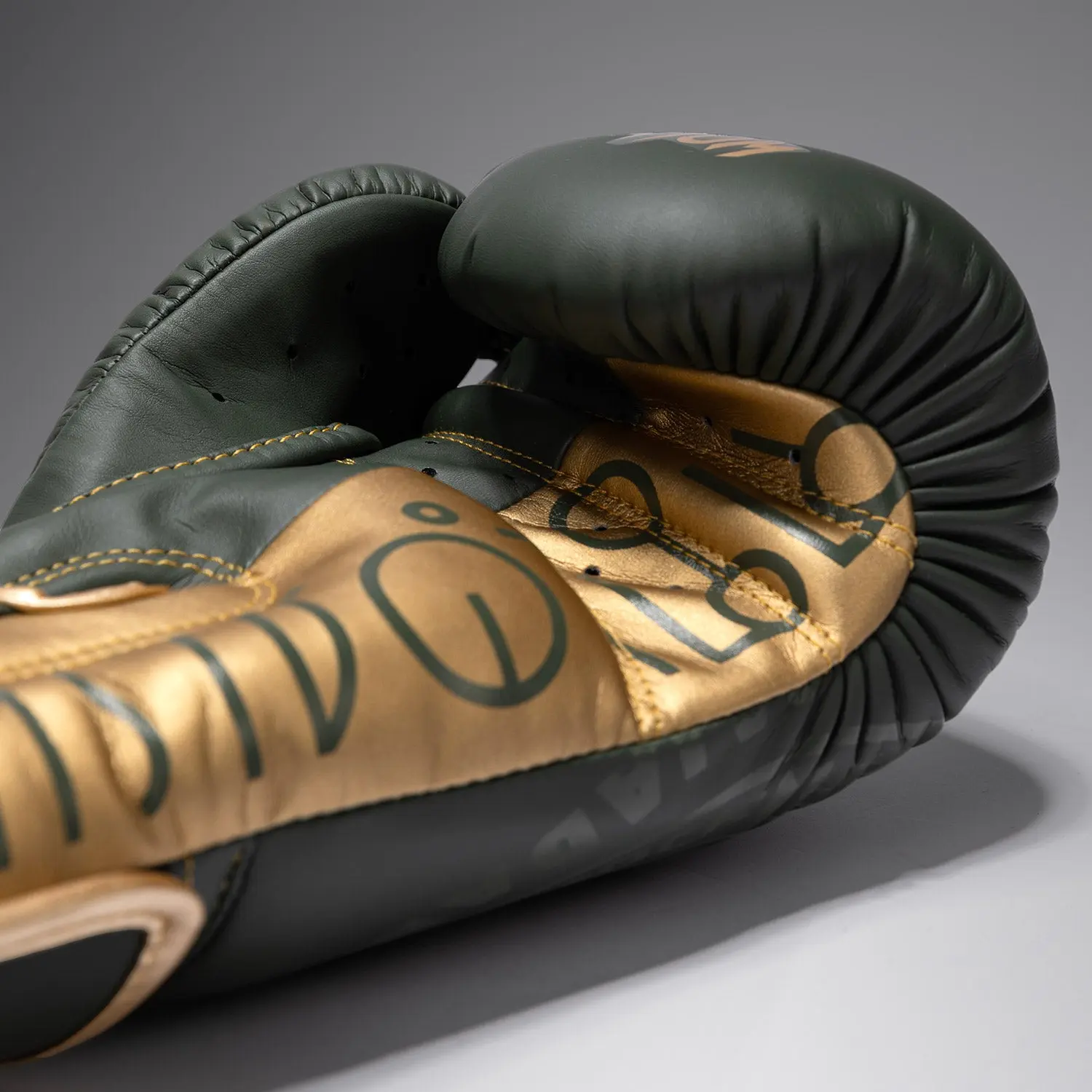 Venum x Rajadamnern Boxing Gloves - Military Green страничен изглед
